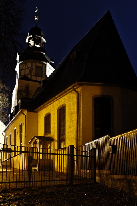 Bild: Die Kirche zu Wippra bei Nacht. Wegen der ungünstigen Beleuchtungsverhältnisse musste ich das Foto entsprechend beschneiden.
