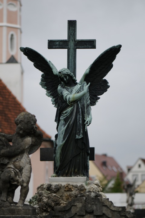 Bild: Auf Alten Friedhof zu Aichach mit der NIKON D300S und dem Objektiv AF-S Micro NIKKOR 105 mm 1:2,8G VR.