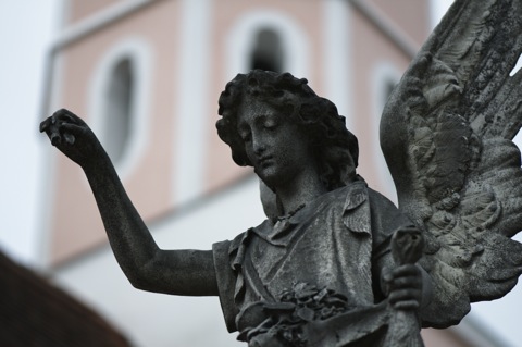 Bild: Auf Alten Friedhof zu Aichach mit der NIKON D300S und dem Objektiv AF-S Micro NIKKOR 105 mm 1:2,8G VR.