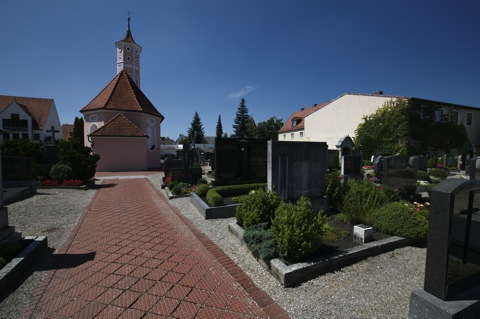 Bild: Auf dem Alten Friedhof von Aichach.