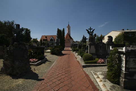 Bild: Auf dem Alten Friedhof von Aichach.