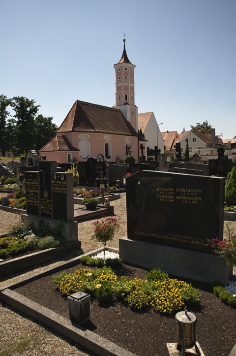 Bild: Auf dem Alten Friedhof von Aichach.