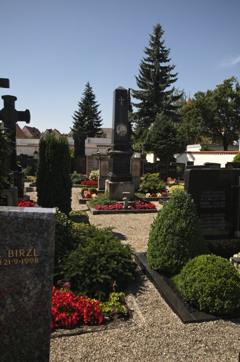 Bild: Auf dem Alten Friedhof von Aichach.