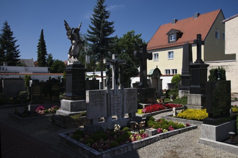 Bild: Auf dem Alten Friedhof von Aichach.