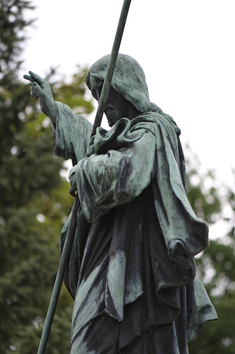 Bild: Auf Alten Friedhof zu Aichach mit der NIKON D300S und dem Objektiv AF-S Micro NIKKOR 105 mm 1:2,8G VR.