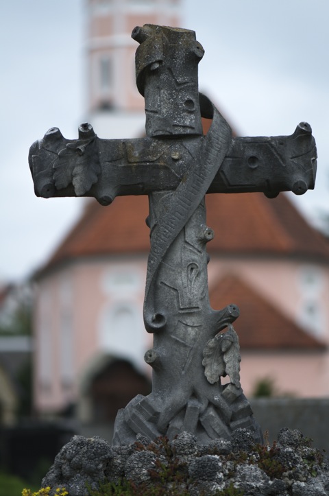 Bild: Auf Alten Friedhof zu Aichach mit der NIKON D300S und dem Objektiv AF-S Micro NIKKOR 105 mm 1:2,8G VR.