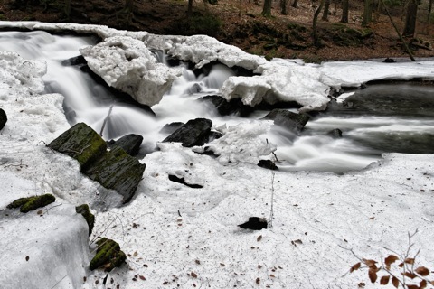 Bild: Der Selkefall bei Alexisbad. NIKON D700 mit AF-S NIKKOR 28-300 mm 1:3,5-5,6G ED VR ¦¦ ISO200 ¦ f/7,1 ¦ 1.6 s ¦ 28 mm.