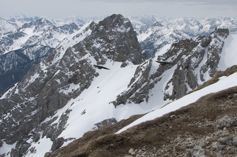 Bild: Alpendohle an der Westlichen Karwendelspitze. NIKON D90 mit AF-S DX NIKKOR 18-200 mm 1:3,5-5,6G ED VR Ⅱ. Bild © 2012 by Bert Ecke.