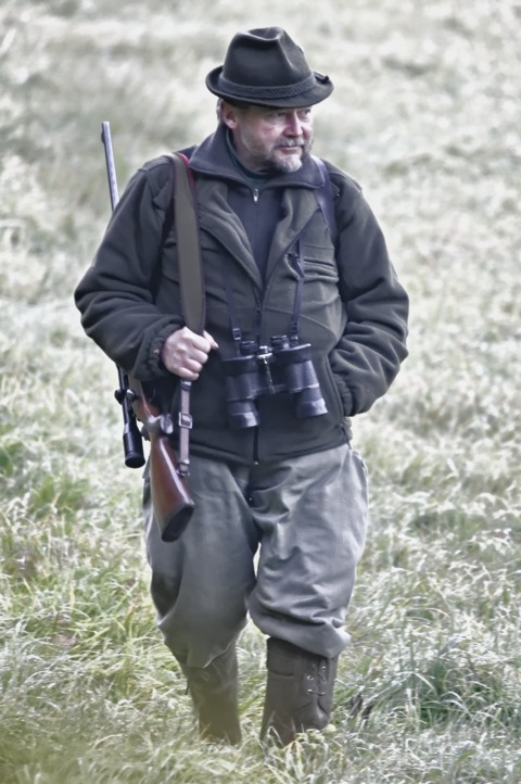 Bild: Jäger auf der Einewiese bei Stangerode - das Orignial. Aufgenommen am 31.10.2011 mit NIKON D300S und SIGMA 150-500mm F5,0-6,3 DG OS HSM.Bild: Jäger auf der Einewiese bei Stangerode - das Orignial.