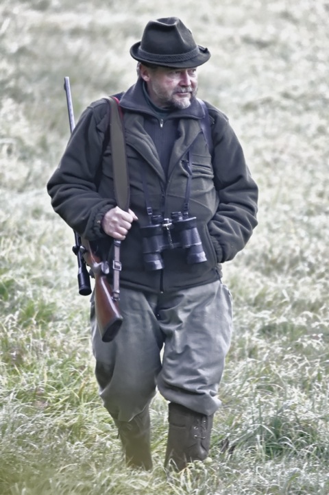 Bild: Jäger auf der Einewiese bei Stangerode - das Orignial. Aufgenommen am 31.10.2011 mit NIKON D300S und SIGMA 150-500mm F5,0-6,3 DG OS HSM.Bild: Jäger auf der Einewiese bei Stangerode - das Orignial.