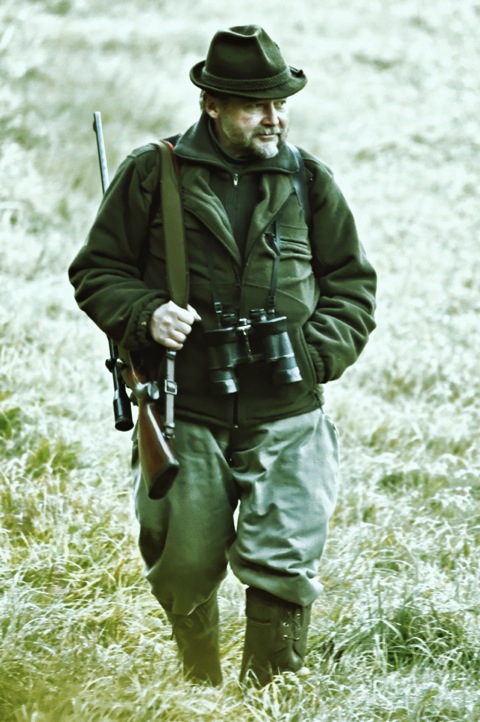 Bild: Jäger auf der Einewiese bei Stangerode - Cross entwickeltes Foto. Aufgenommen am 31.10.2011 mit NIKON D300S und SIGMA 150-500mm F5,0-6,3 DG OS HSM.