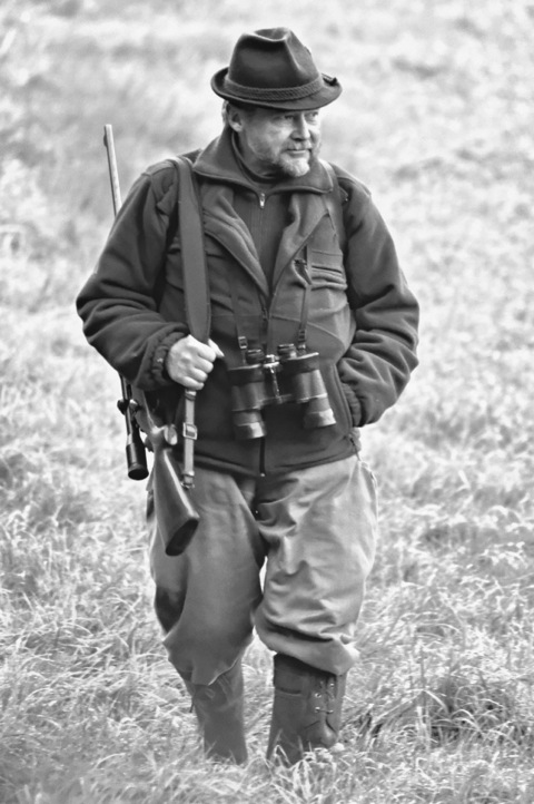 Bild: Jäger auf der Einewiese bei Stangerode - Foto im Stil der unvergesslichen ILFORD schwarz-weiss Filme. Aufgenommen am 31.10.2011 mit NIKON D300S und SIGMA 150-500mm F5,0-6,3 DG OS HSM.