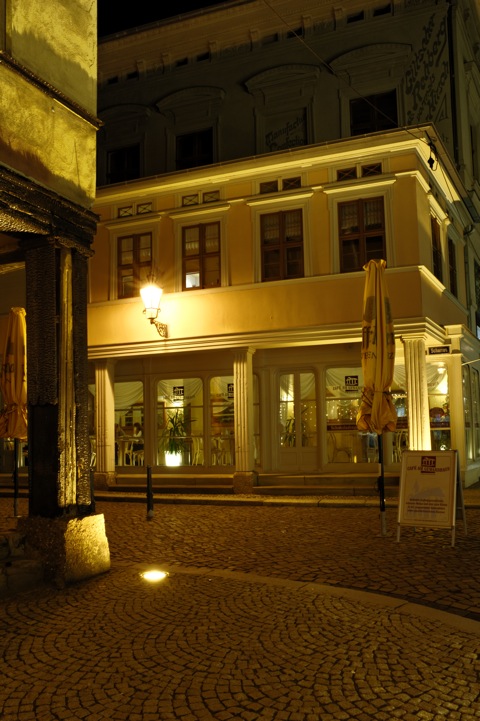 Bild: Cafe an der Kirche St. Stephanii in Ascherleben. Aufnahme mit NIKON D700 und dem CARL ZEISS Distagon T* 2,8/25 ZF.