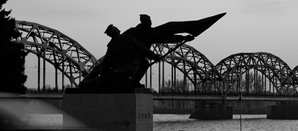 Bild: Revolutionsdenkmal an der Daugava in Riga.