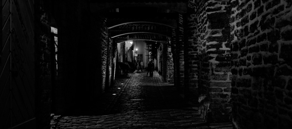 Bild: Nachts in den Gassen der historischen Altstadt von Tallinn.