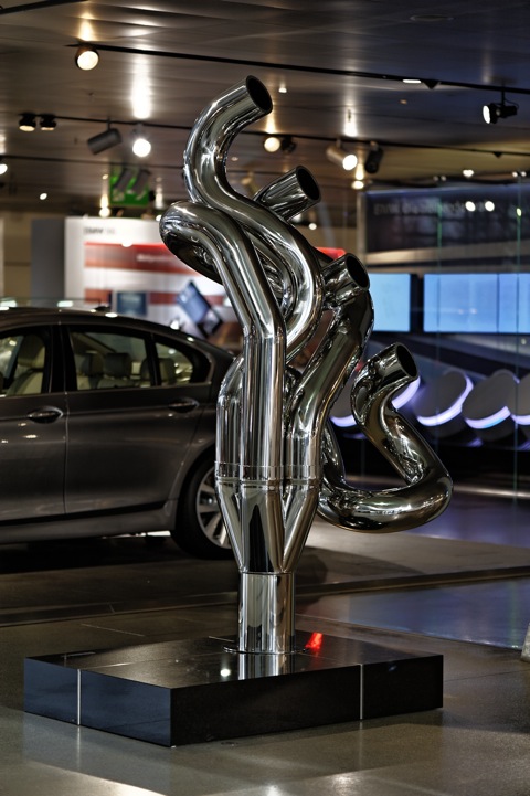Bild: Skulptur in der BMW WELT in München.