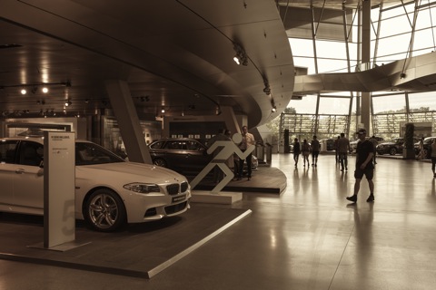 Bild: Unterwegs in der BMW Welt München mit NIKON D700 und CARL ZEISS Distagon T* 1,4/35 ZF.2.