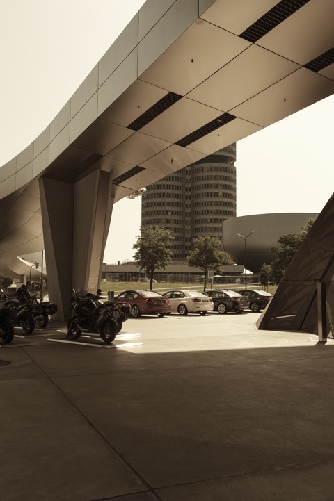 Bild: Unterwegs in der BMW Welt München mit NIKON D700 und CARL ZEISS Distagon T* 1,4/35 ZF.2.