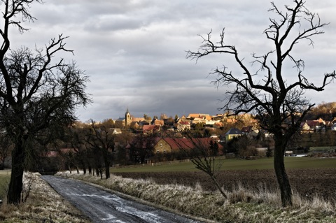 Bild: Blick auf Bräunrode im Landkreis Mansfeld-Südharz zur Blauen Stunde im Februar 2012.