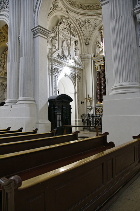 Bild: Blick auf das nördliche Seitenschiff der Theatinerkirche zu München.