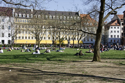 Bild: Sonnenbad in der Innenstadt von München.