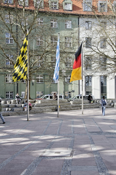 Bild: Die Flaggen der Stadt München, des Freistaates Bayern und der Bundesrepublik Deutschland vor der Ettstraße.