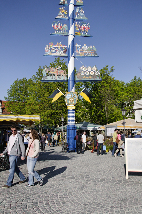 Bild: Samstagnachmittag an einem Frühlingssamstag auf dem Viktualienmarkt von München.