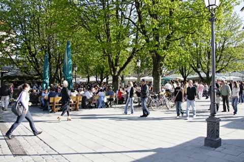 Bild: Samstagnachmittag an einem Frühlingssamstag auf dem Viktualienmarkt von München.
