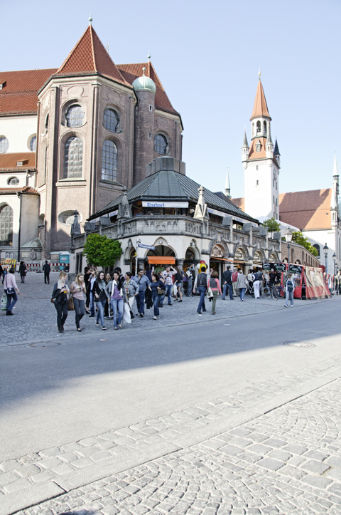 ild: Samstagnachmittag am Viktualienmarkt von München.