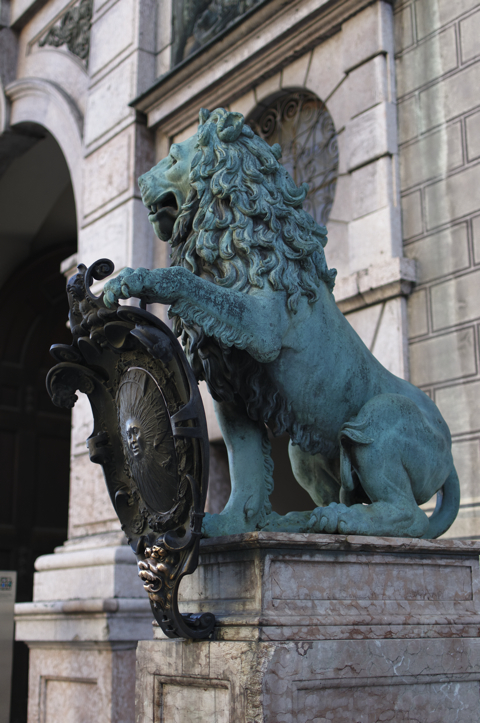 Bild: Löwenplastik an der Residenz.