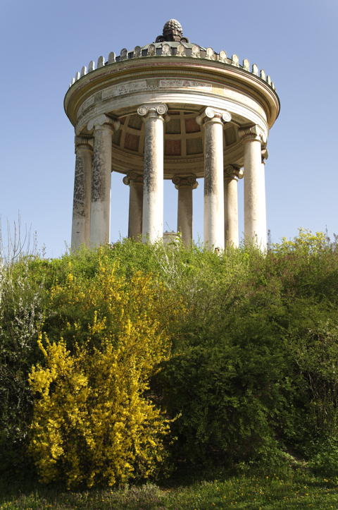 Bild: Der Monopteros im Englischen Garten wurde im Jahre 1836 fertiggestellt. Er ist ein zentraler Aussichtspunkt im Englischen Garten.