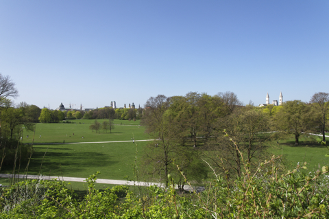 Bild: Blick vom Monopteros über den Englischen Garten auf die Münchner Innenstadt.