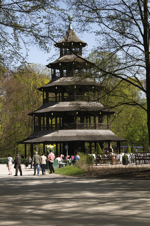 Bild: Der Chinesische Turm ist 25 Meter hoch und stammt bereits aus dem Jahre 1790. Er ist des öfteren abgebrannt, wurde aber immer wieder aufgebaut.