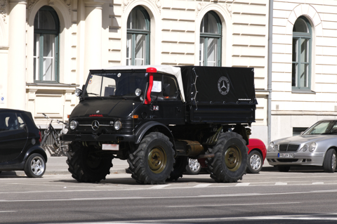 Bild: Unimog auf der Ludwigstraße vor der Universität.