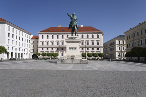 Bild: Kurfürst Maximilian auf dem Wittelsbacherplatz - im Hintergrund der Hauptsitz von SIEMENS.
