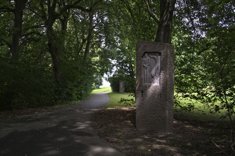 Bild: Kreuzigungsszenen am Weg zum KZ-Friedhof auf dem leitender bei Dachau.