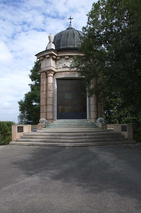 Bild: Die Kapelle REGINA PACIS zum Gedenken an die italienischen Häftlinge des KZ Dachau.