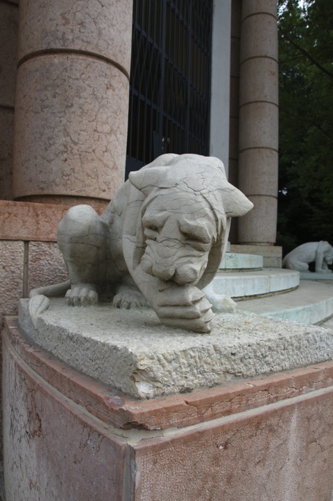 Bild: Der Löwe an der Kapelle REGINA PACIS leckt seine Wunden.