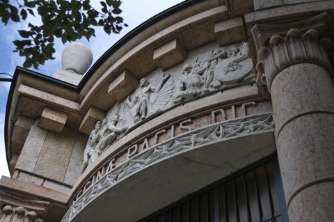 Bild: Die Kapelle REGINA PACIS - Detail des Frieses über dem Eingang.