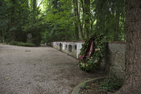 Bild: Gedenktafeln der Friedhofsmauer.