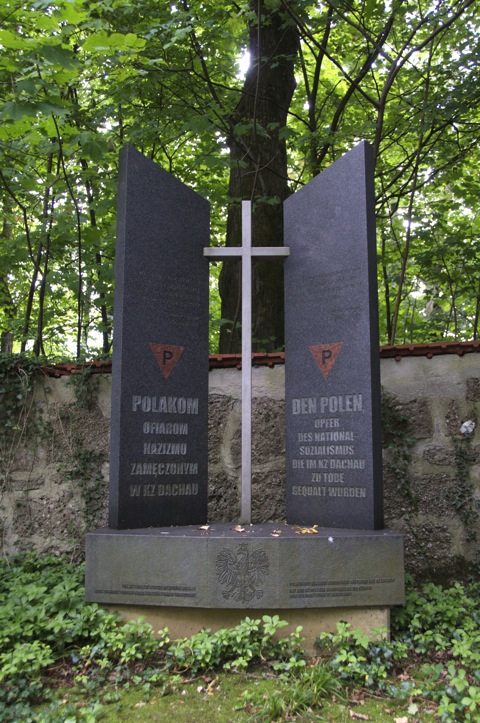 Bild: Der Gedenkstein für die verstorbenen polnischen Häftlinge wurde 1966 errichtet.