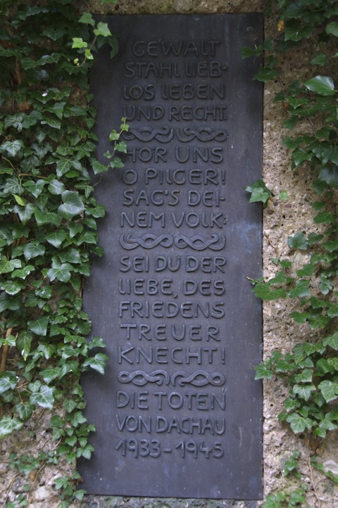 Bild: Tafel der Mahnung auf dem KZ-Friedhof Leitender bei Dachau.