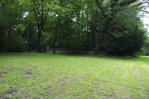 Bild: Friedhofsmauer auf dem Leitenberg bei Dachau.