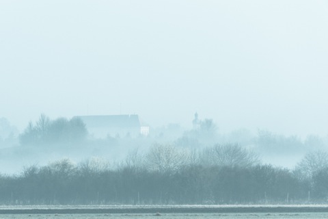 Bild: Schloss Dachau und Stadtkirche St. Jakob im Morgennebel. NIKON D700 mit AF-S NIKKOR 28-300 mm 1:3,5-5,6G ED VR ¦¦ ISO400 ¦ f/11 ¦ 1/200 s ¦ 300 mm.