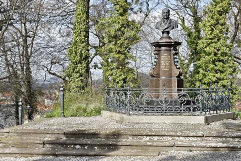 Bild: Das Friedrich-Koenig-Denkmal in Eisleben mit NIKON D700 und Telezoomobjektiv AF-S NIKKOR 28-300 mm 1:3,5-5,6G ED VR.