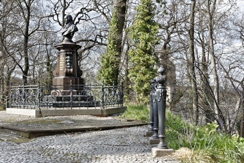 Bild: Das Friedrich-Koenig-Denkmal in Eisleben mit NIKON D700 und Telezoomobjektiv AF-S NIKKOR 28-300 mm 1:3,5-5,6G ED VR.