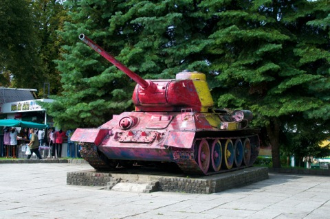 Bild: Lockerer Umgang mit der eigenen Geschichte. Sowjetischer T34 Panzer in Regenbogenfarben. Die meisten Polen haben das Ende des Zweiten Weltkrieges nicht als Befreiung erlebt, denn das polnische Stadtgebiet wurde einfach nach Westen verschoben. 