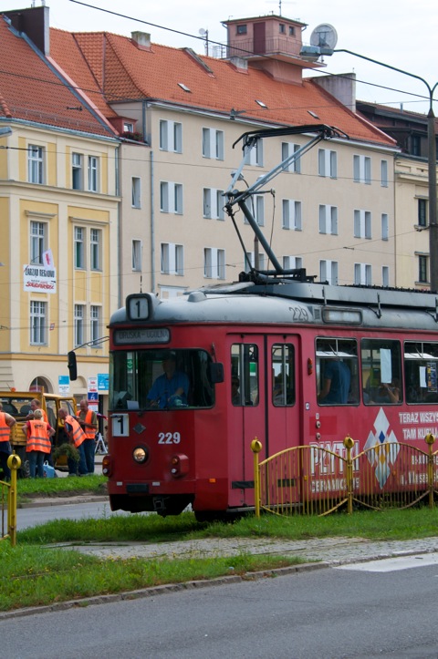 Bild: Das moderne Elbląg - früher Elbing. Antiquierte Straßenbahn aus Sozialismuszeiten im Stadtzentrum.