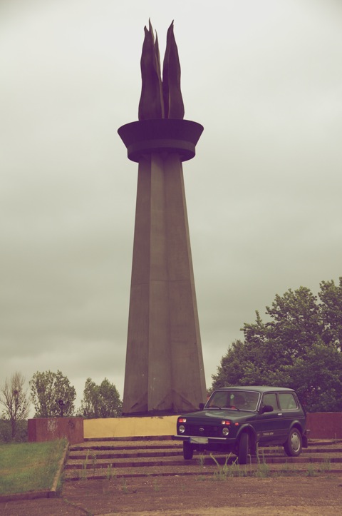 Bild: Der LADA NIVA TAIGA 4x4 vor der historischen Kulisse der FLAMME DER FREUNDSCHAFT in Hettstedt.