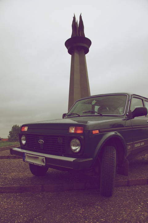 Bild: Der LADA NIVA TAIGA 4x4 vor der historischen Kulisse der FLAMME DER FREUNDSCHAFT in Hettstedt.